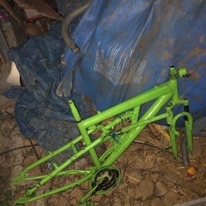 Seller for bike mongoose part bike is color green